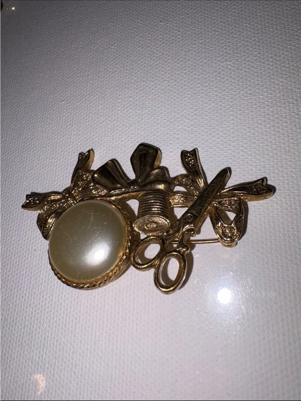 Vintage Sewing Notion pin gold tone pearl Brooch seamstress Scissors